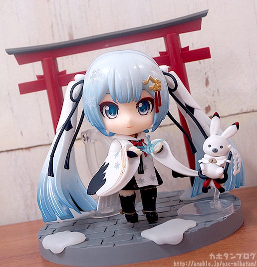 snow miku crane priestess