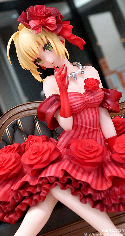 Good Smile Company Fate/Extra: Idol Emperor Nero 1/7 Scale PVC Figure - Crimson Rose Dress With Sofa, Multicolor - View #4